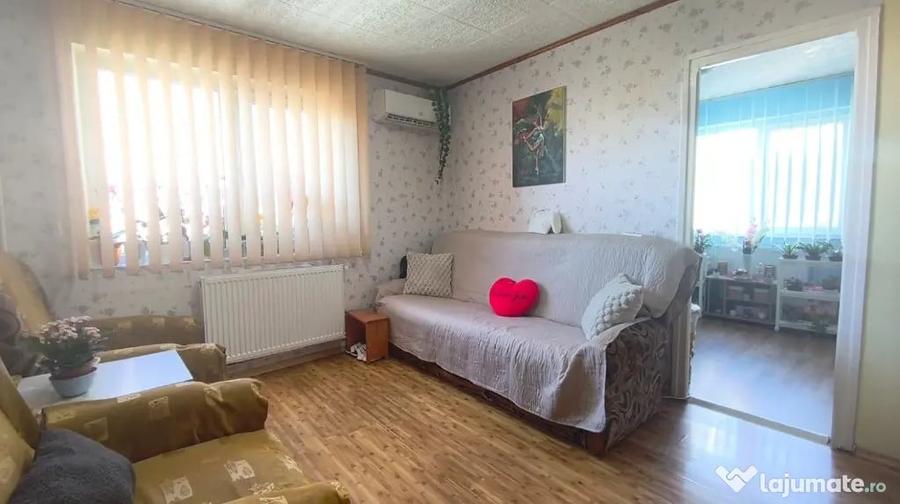 Apartament cu 3 camere semidecomandat în Gojdu