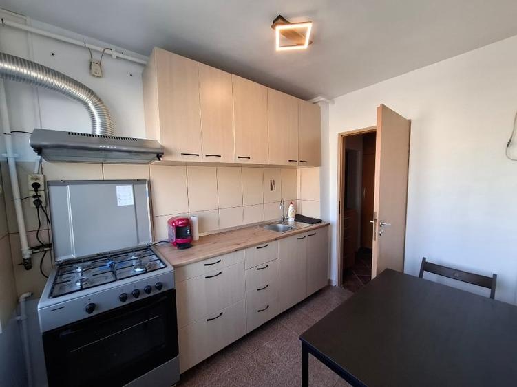 Apartament cu 3 camere semidecomandat, mobilat în Lujerului