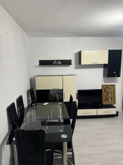 Apartament cu 3 camere semidecomandat în Constructorilor