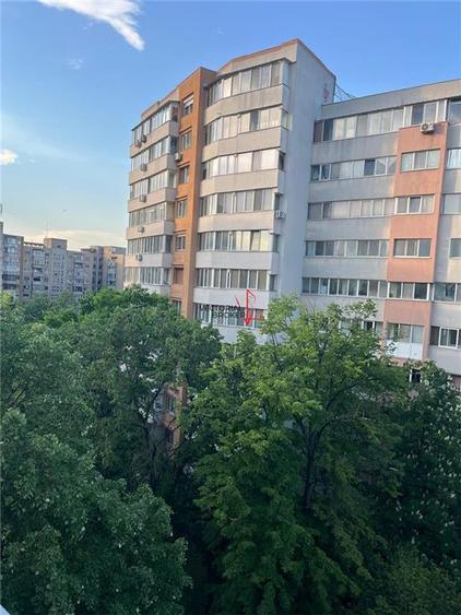 Apartament cu 3 camere semidecomandat, mobilat în Tineretului