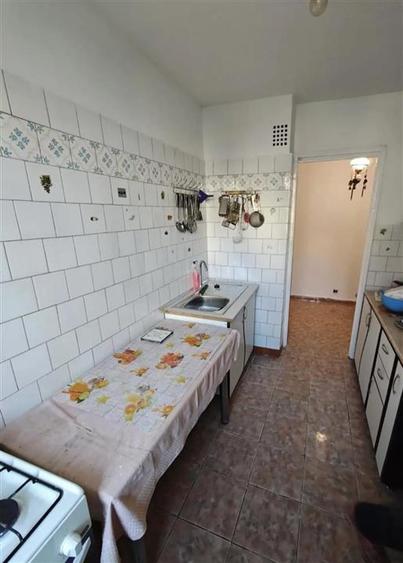 Apartament cu 3 camere semidecomandat, mobilat în Berceni