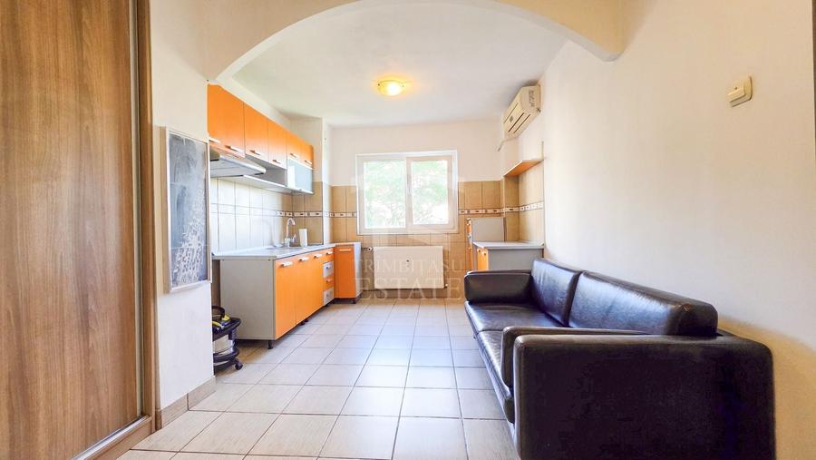 Apartament cu 2 camere decomandat în Uverturii