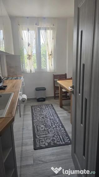Apartament cu 3 camere semidecomandat în Titan