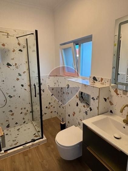 Duplex cu 5 camere cu Teren 250 Mp în Florești