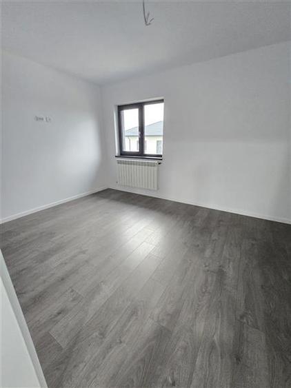 Apartament cu 4 camere decomandat în Lețcani