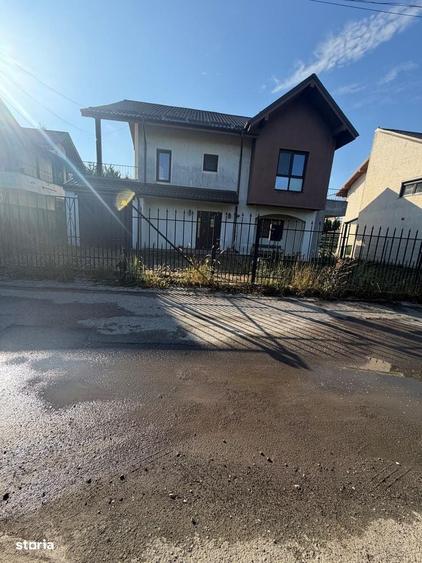 Casă cu 4 camere cu Teren 600 Mp în Calea Moldovei
