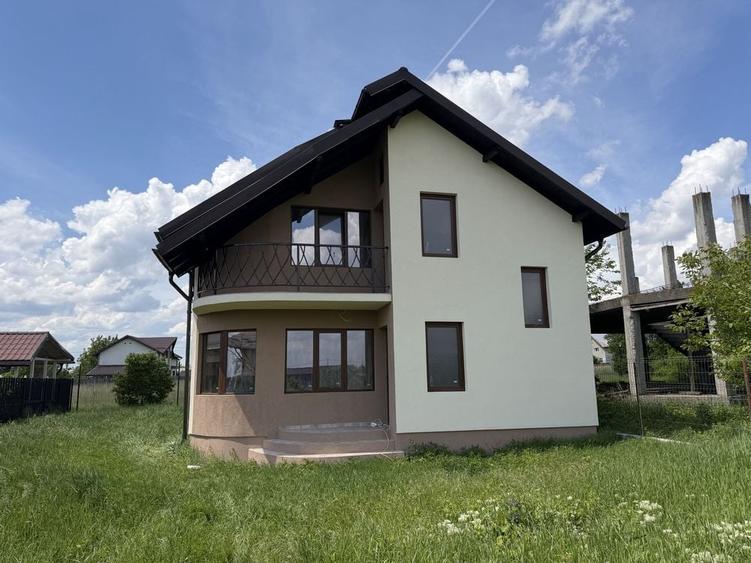 Casă cu 4 camere în Ștefănești