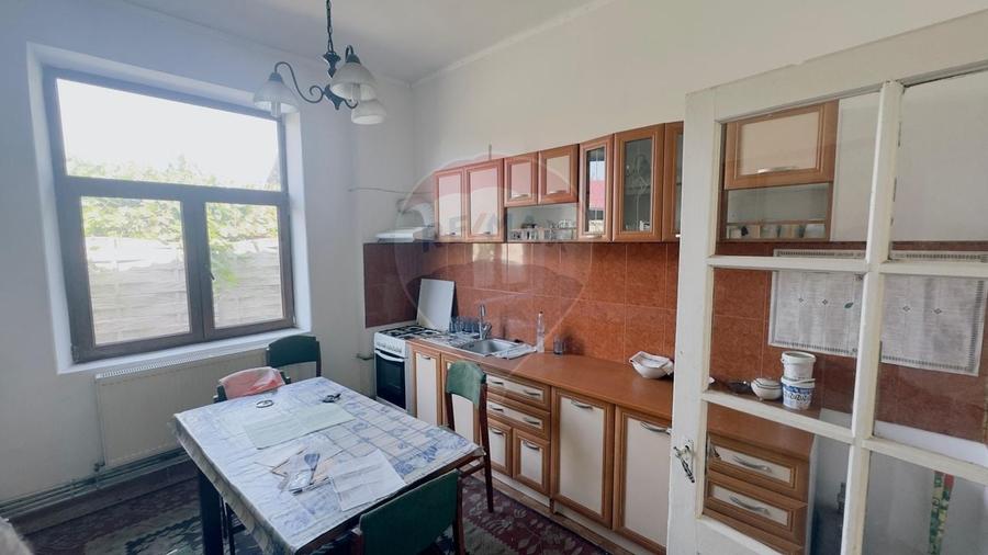 Casă individuală cu 6 camere cu Teren 3300 Mp în Central