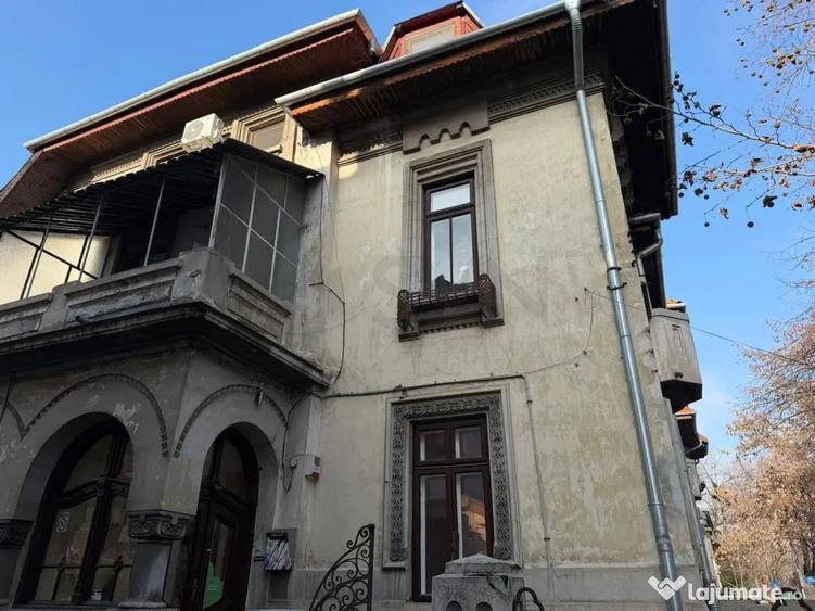Apartament cu 3 camere decomandat în Capitale