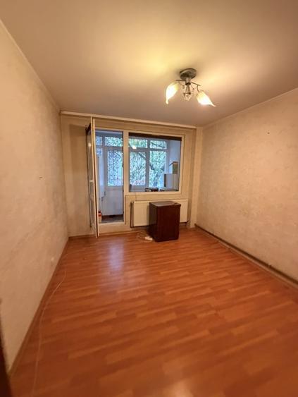 Apartament cu 3 camere semidecomandat, mobilat în Ghencea