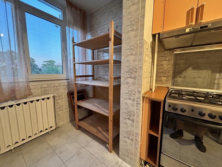 Apartament cu 3 camere semidecomandat, mobilat în Titan