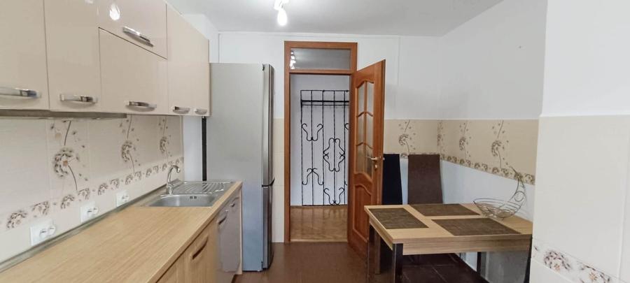 Apartament cu 4 camere decomandat, mobilat în Tractorul