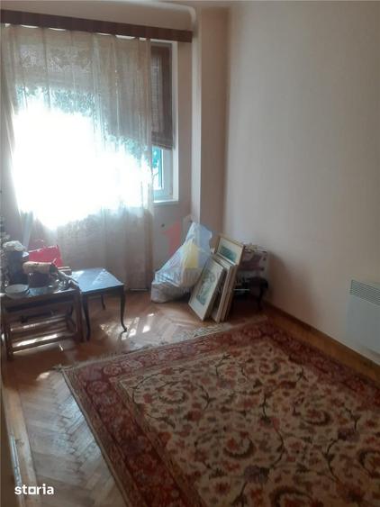 Apartament cu 3 camere semidecomandat în Hristo Botev