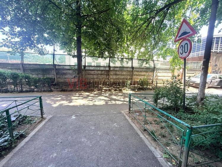 Apartament cu 3 camere semidecomandat în Lizeanu