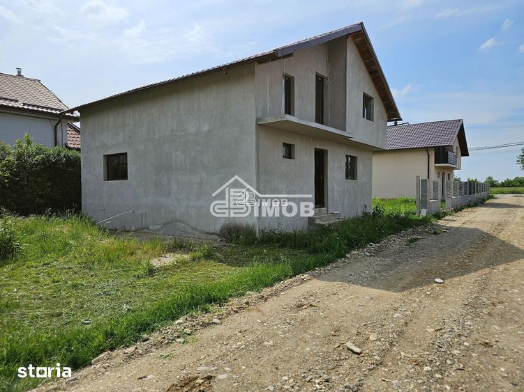 Casă cu 4 camere cu Teren 343 Mp în Comișani