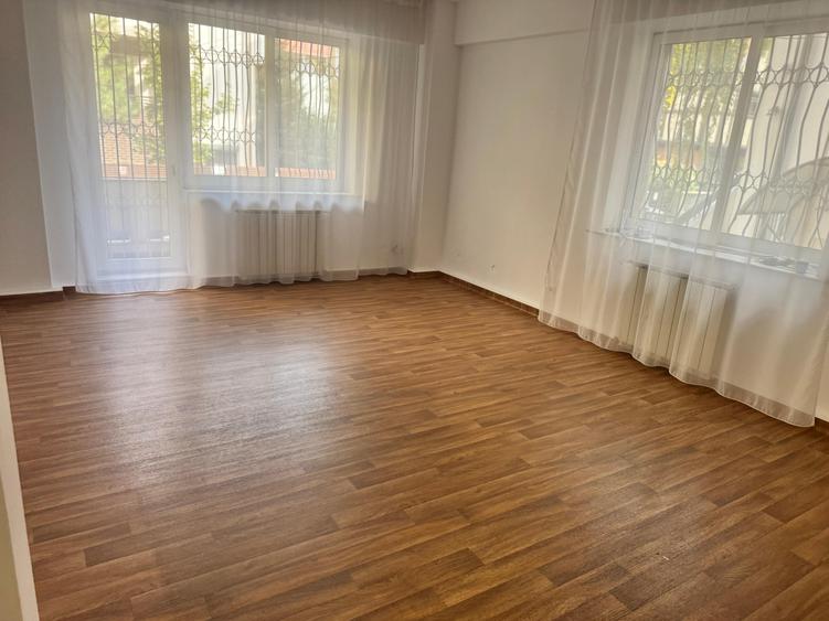 Apartament cu 4 camere decomandat în Primăverii