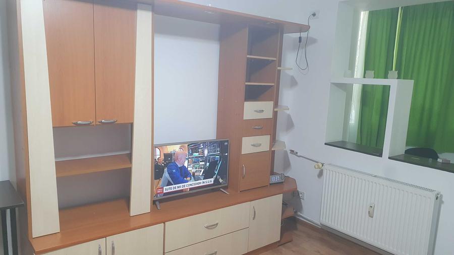 Garsonieră decomandată în Titan