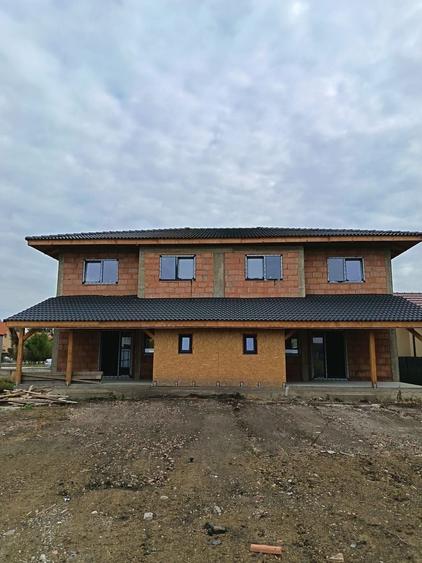 Duplex cu 8 camere cu Canalizare în Giarmata-Vii