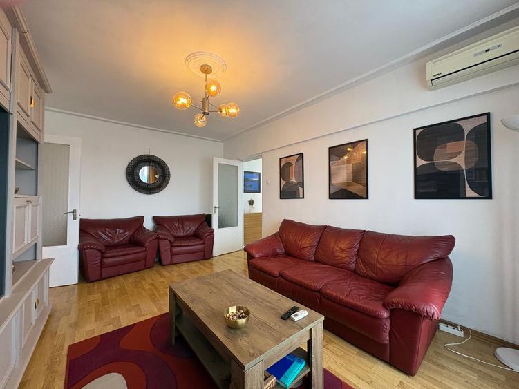 Apartament cu 3 camere semidecomandat în Tineretului