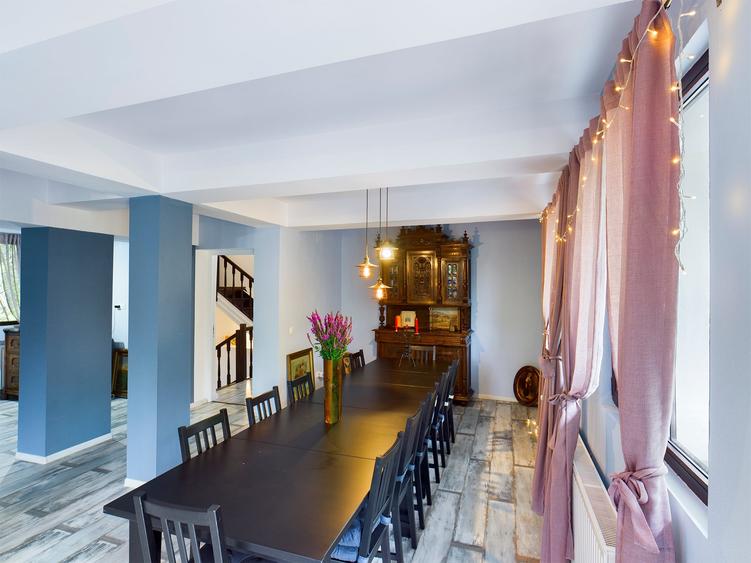 Casă individuală cu 12 camere cu Teren 3500 Mp în Exterior Vest