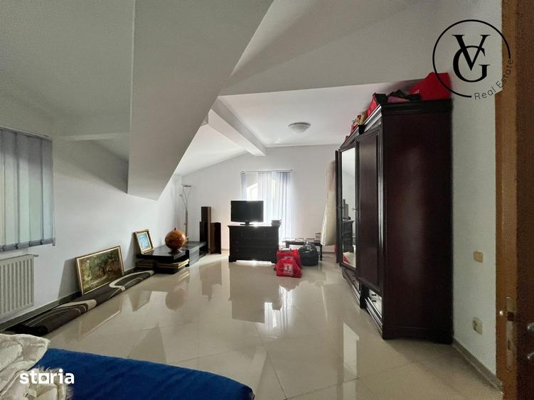 Casă cu 10 camere cu Teren 300 Mp în Tei