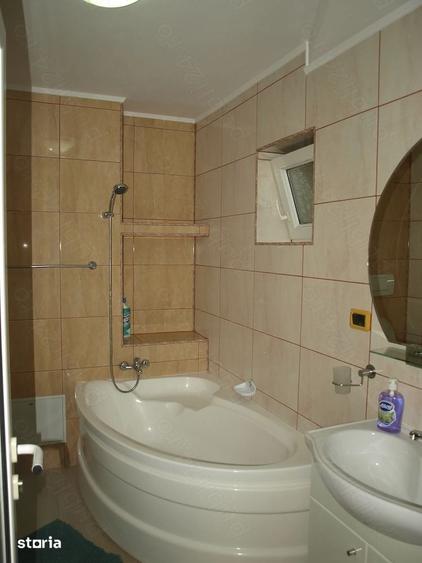 Apartament cu 3 camere decomandat în Complex Studențesc