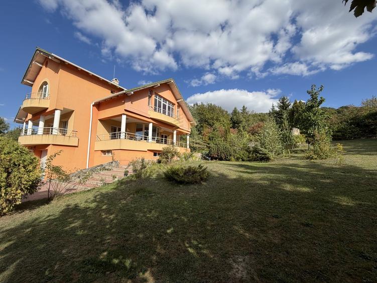 Casă individuală cu 5 camere cu Garaj în Făget