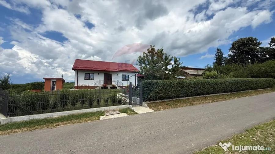 Casă cu 3 camere cu Teren 1667 Mp în Răcoasa