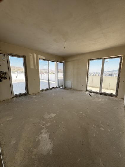 Apartament cu 3 camere semidecomandat în Florești