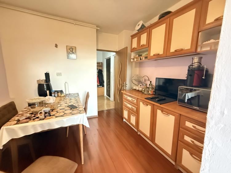 Apartament cu 3 camere decomandat, mobilat în Girocului