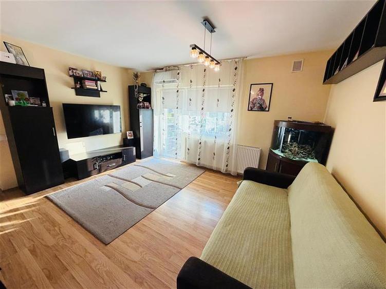 Apartament cu 3 camere semidecomandat, mobilat în Florești