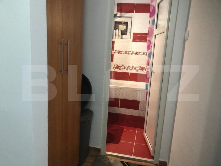 Apartament cu 4 camere semidecomandat, mobilat în Micro 14