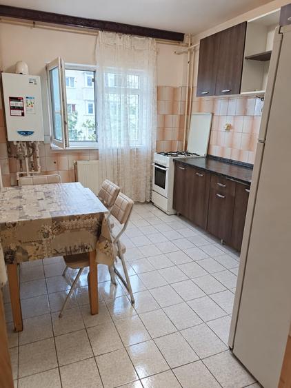 Apartament cu 3 camere decomandat, mobilat în Titan