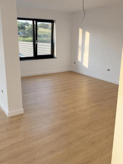 Casă cu 4 camere în Exterior Vest