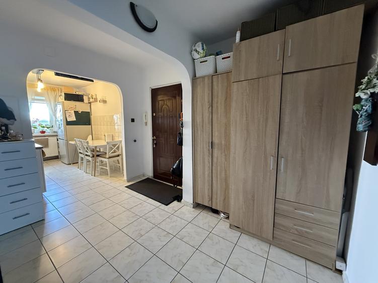 Apartament cu 3 camere decomandat, mobilat în Lipovei