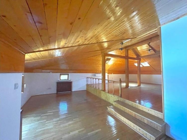 Casă cu 9 camere cu Garaj în Universitate