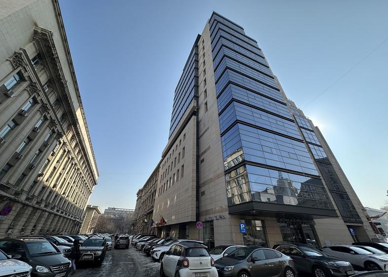 Birou, de 8,150 mp, în Universitate