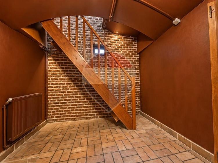 Casă individuală cu 8 camere cu Teren 543 Mp în Central