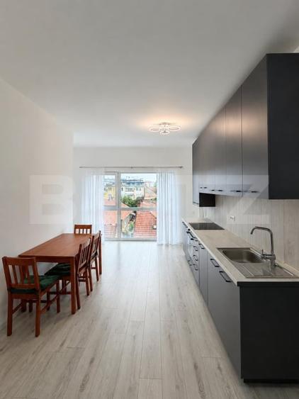 Apartament cu 3 camere semidecomandat, mobilat în Semicentral