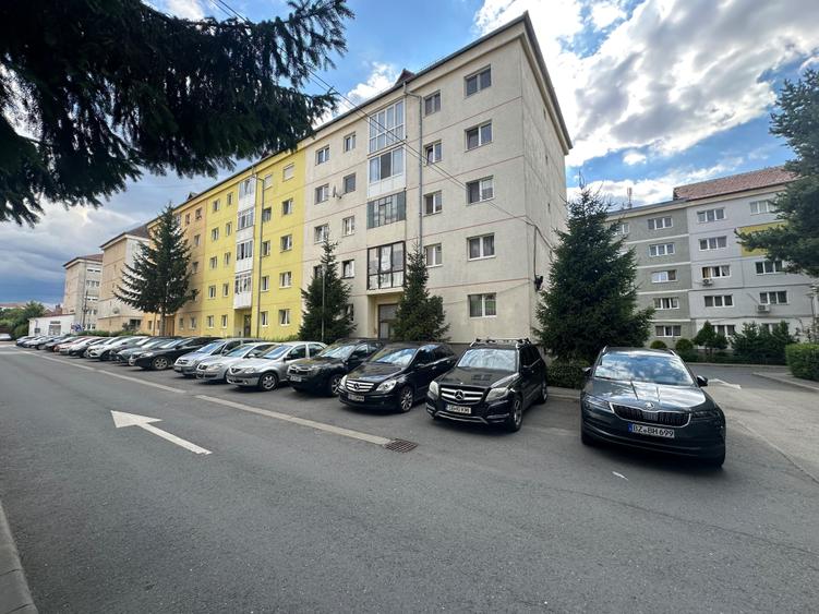 Apartament cu 3 camere decomandat în Calea Dumbrăvii
