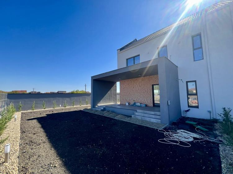 Casă cu 4 camere cu Teren 316 Mp în Săcălaz