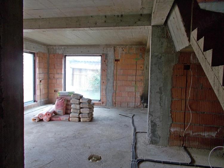 Casă cu 6 camere cu Teren 242 Mp în Central