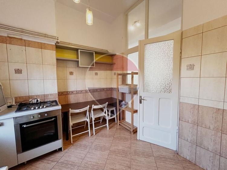 Apartament cu 3 camere semidecomandat, mobilat în Primăverii