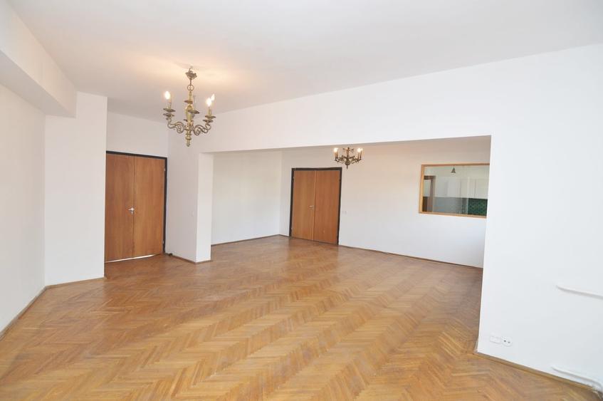 Apartament cu 4 camere semidecomandat în Cișmigiu