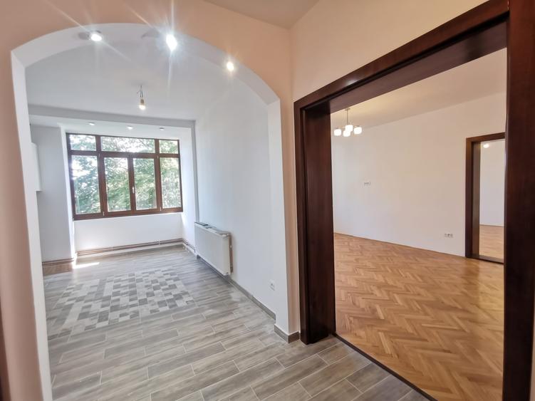 Apartament cu 5 camere decomandat în Soarelui