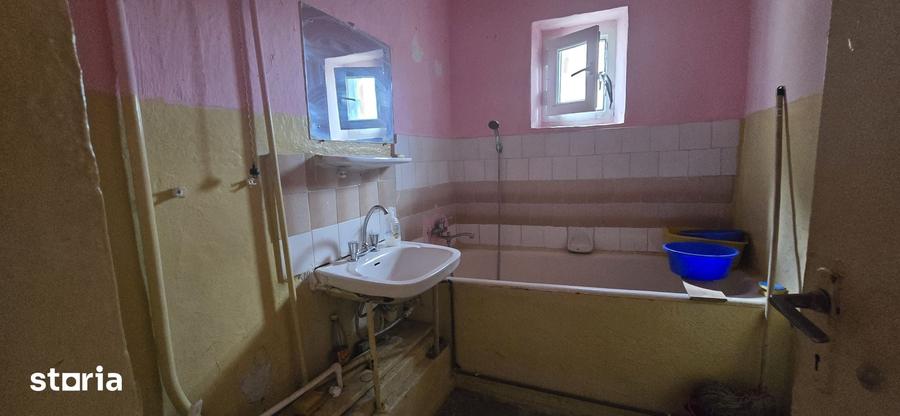 Apartament cu 3 camere decomandat în Micro 12