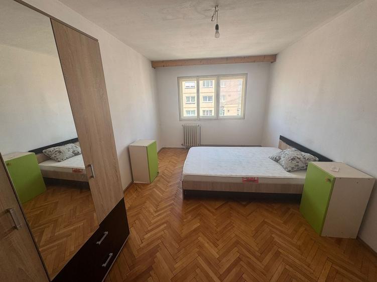 Apartament cu 4 camere decomandat în Vasile Aaron