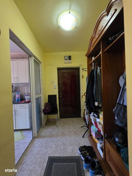 Apartament cu 4 camere semidecomandat în Tătărași