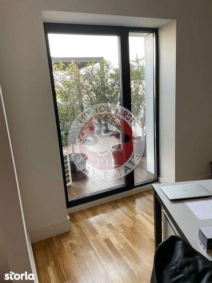 Apartament cu 4 camere semidecomandat în Tei
