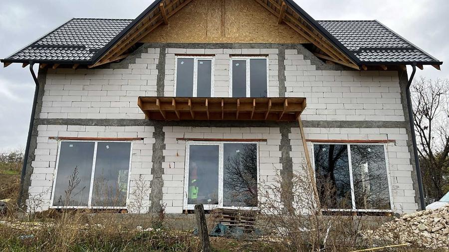 Casă cu 4 camere în Boteni